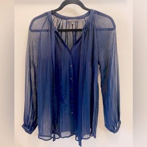 🦋Romeo+Juliet Couture sheer navy blue blouse. Front neck tie. Size medium. EUC.